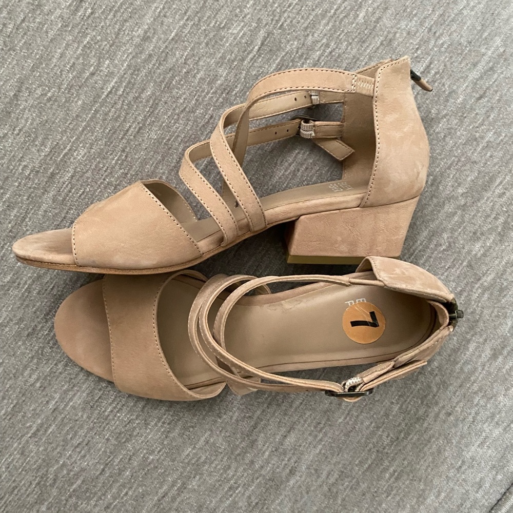 Eileen fisher beige small heeled shoe
